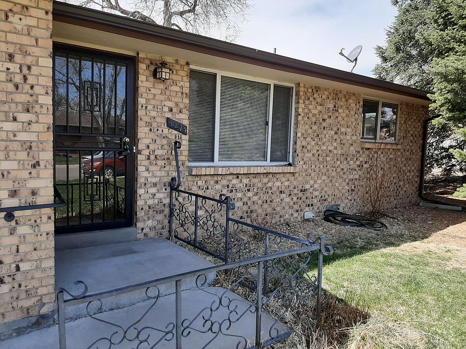Two bedroom One bathroom unit. Close to RTD Light Rail and shopping.
