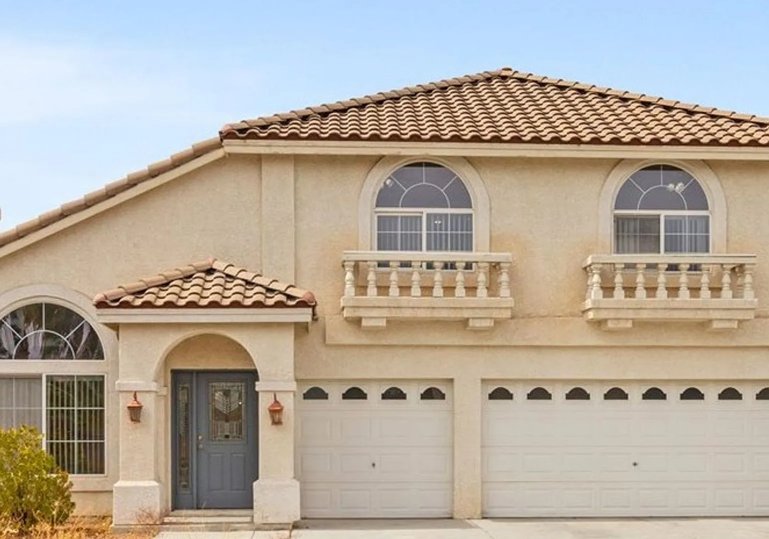 Spacious Luxurious 4 bd, 2.5 bth split level home — Photo 1