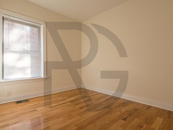 2nd image of 3823 N Fremont St #3829W3