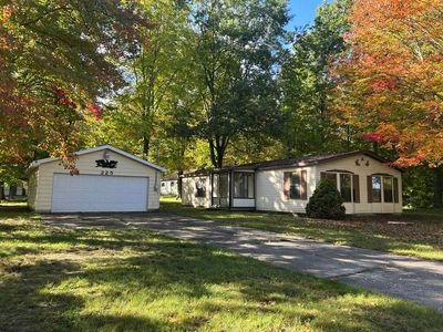 225 Kennedy Rd, Houghton Lake, MI, 48629