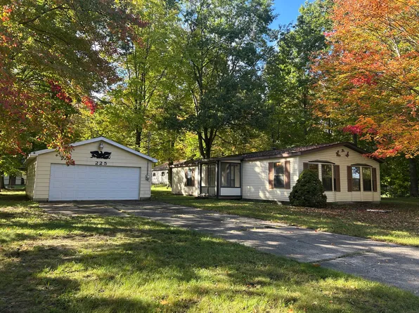 225 Kennedy Rd, Houghton Lake, MI 48629