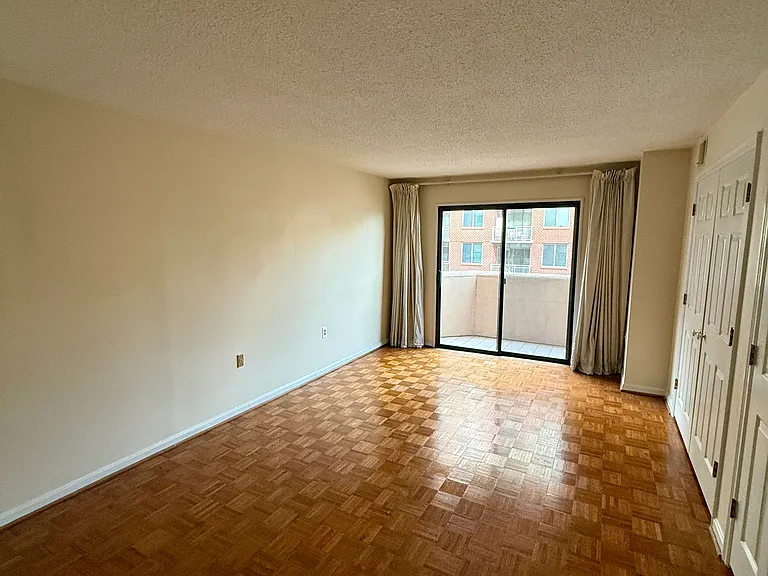 1301 N Courthouse Rd #910 — Photo 14