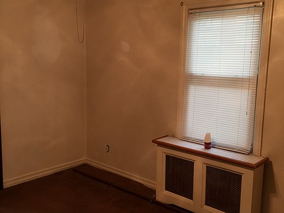 5th image of 55 Maple Dr W