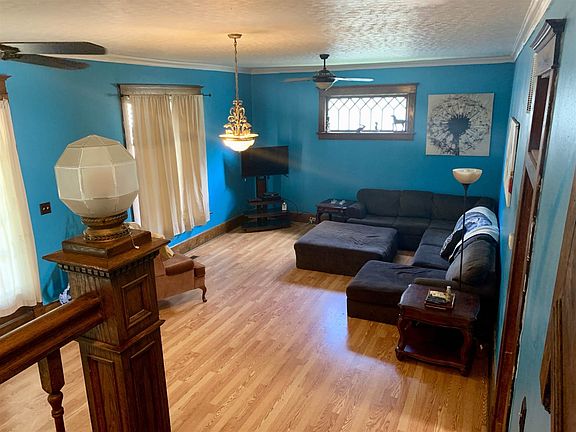 Tall ceilings and molding in Greatroom