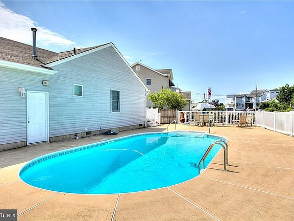 4th image of 1101 E Hickory Dr