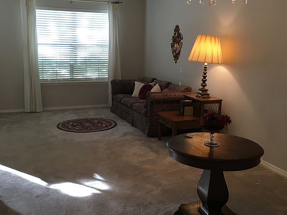 Spacious living/dining area