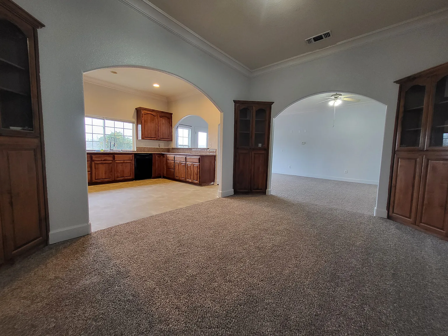 3 bed, 2500 sqft, $2,800 — Photo 4