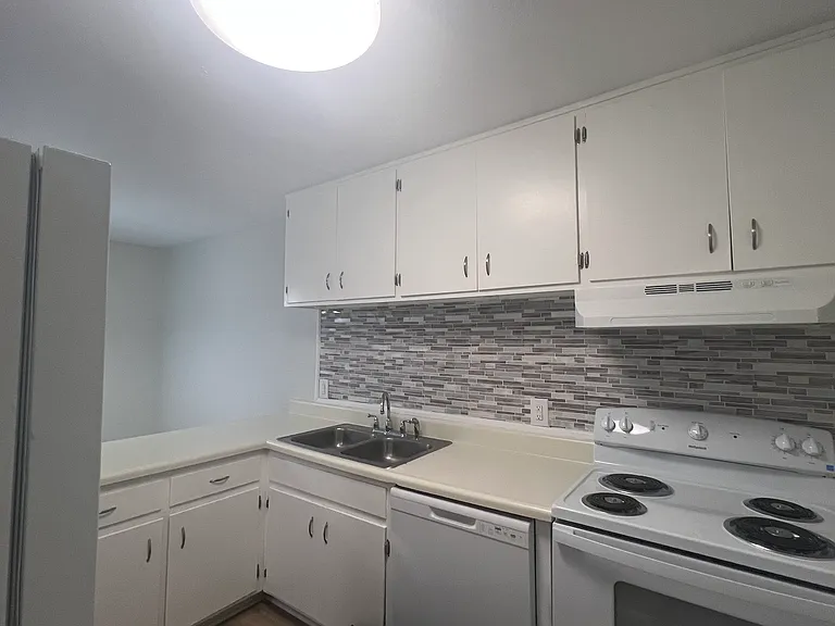 2665 N Point Ct #B — Photo 8