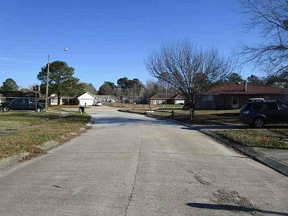 Exterior Neighborhood (street photo)