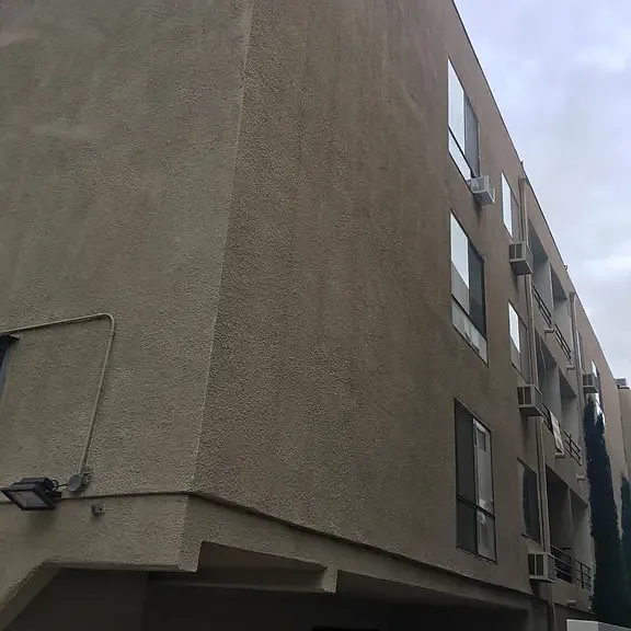 102 S Clark Dr — Photo 5