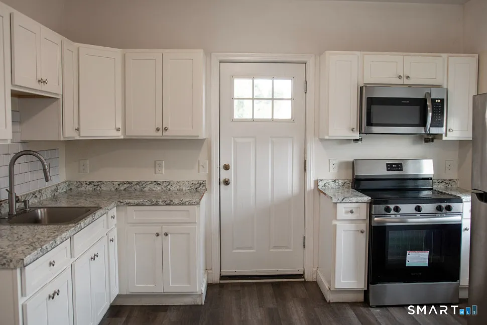 3 bed, 1.0 bath, 1015 sqft, $1,750 — Photo 2