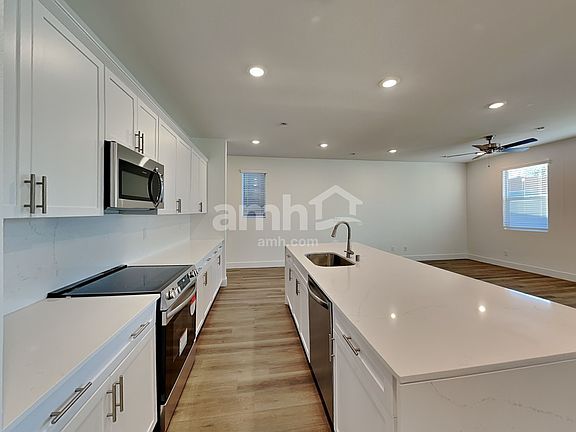 3rd image of 9136 Fiesta Impatiens Ct