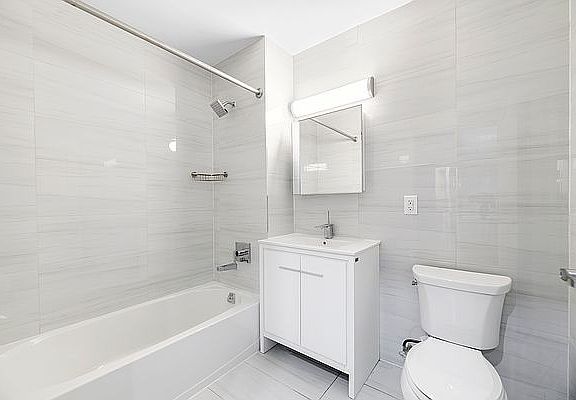 5th image of 91-09 Roosevelt Ave #606