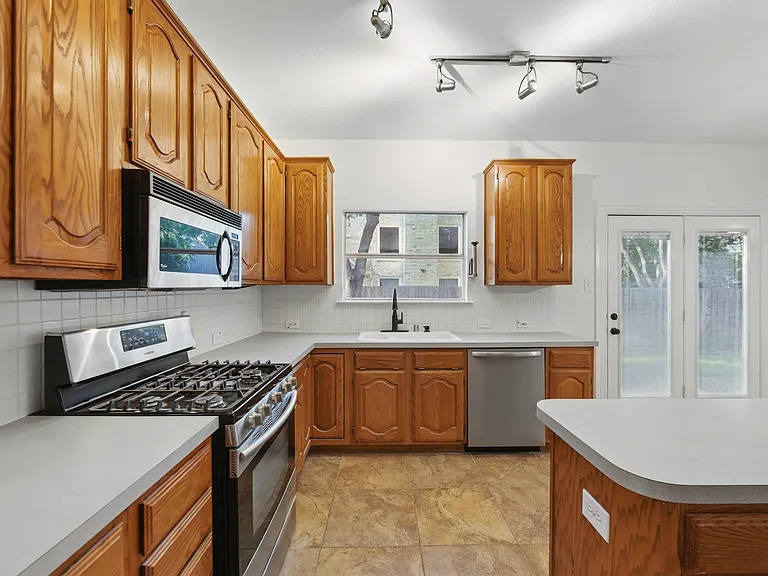 916 Sugarberry Ln — Photo 17