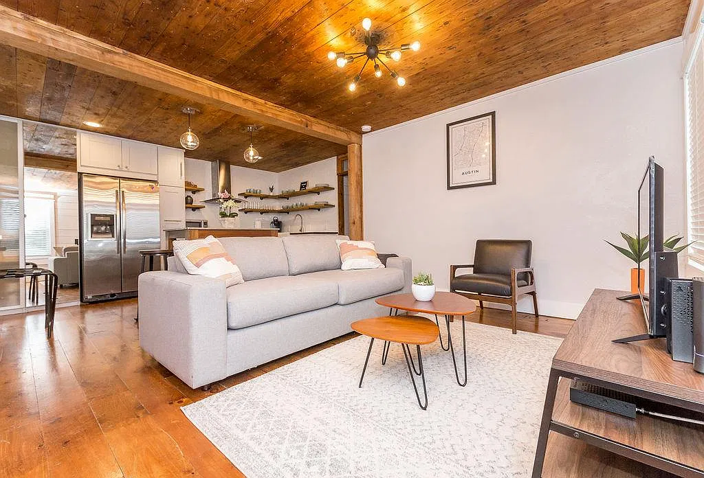 2 bed, 1.0 bath, 871 sqft, $2,100 — Photo 2