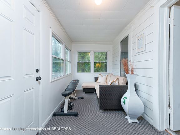 5th image of 646 N Hagadorn Rd