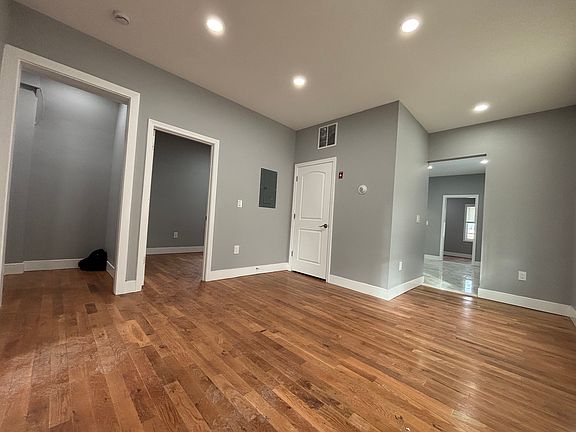 3rd image of 173 Hallock Ave #1