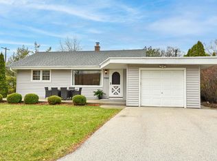 7225 N Seneca Ave, Glendale, WI 53217