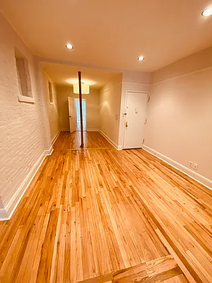 Rented by Metropolis Real Estate of Manhattan | media 8