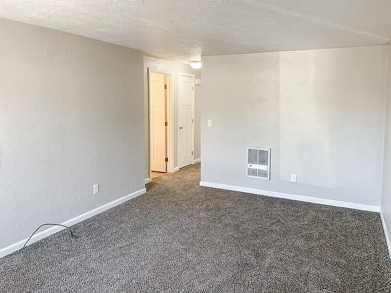 Apartment in West Salem near banks, shopping areas, bus lines, and downtown! ~ Colonial — Photo 53