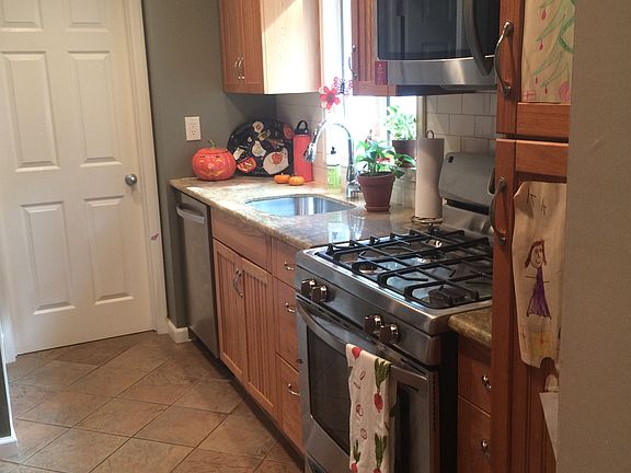4th image of 271 S Greenleaf Ave