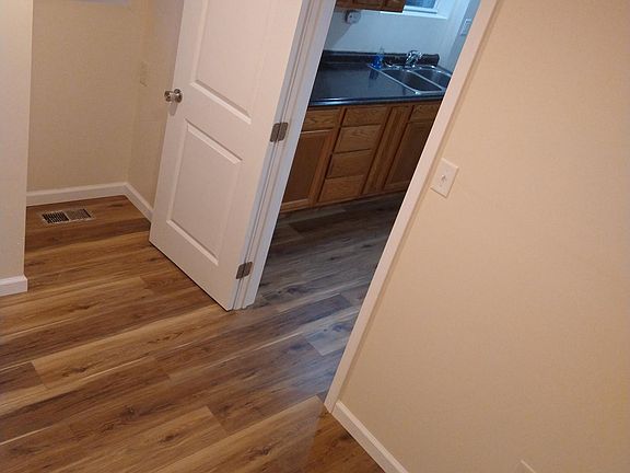 3rd image of 308 1/2 Ryder Ave