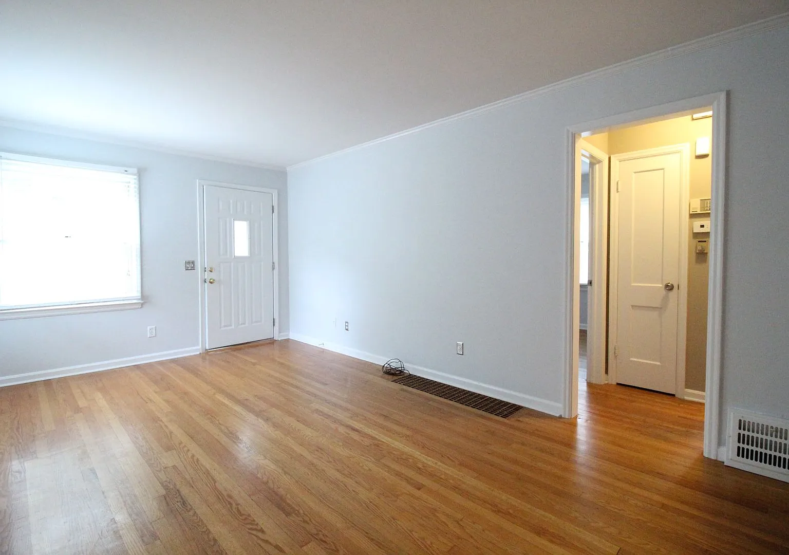 September FREE On This 2 Bedroom 1 Bath Home In Roeland Park — Photo 4