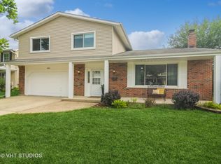 1093 N King Charles Ct, Palatine, IL 60067