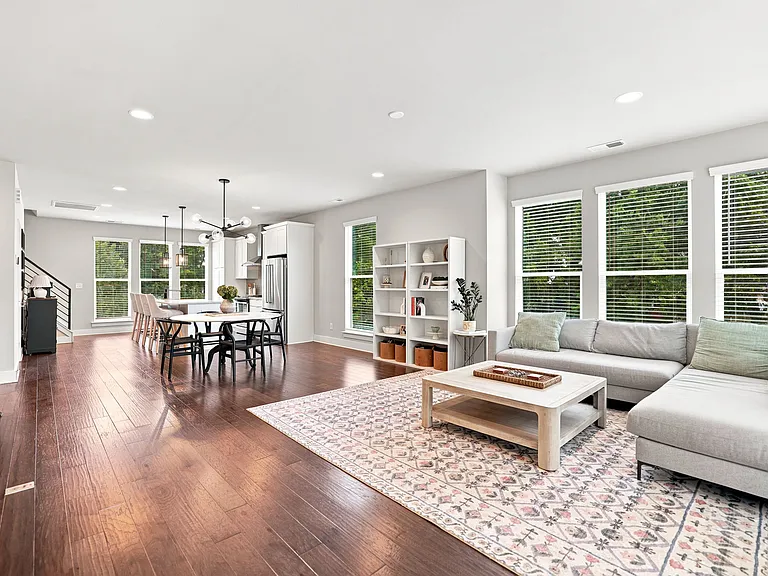 340 Uptown West Dr — Photo 3