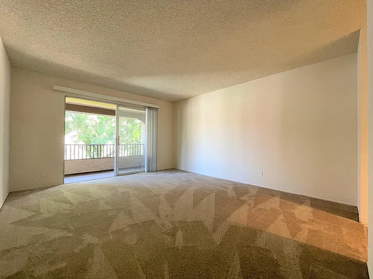 2522 Clairemont Dr #303 — Photo 9