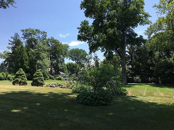 4th image of 25 Oak Bluff Ave