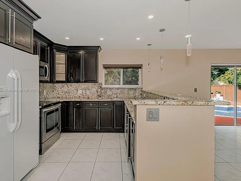 401 SW 76th Ter — Photo 9