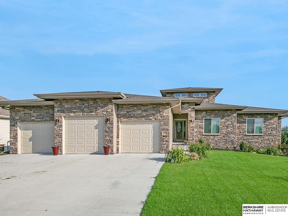 1st image of 17205 Oakmont Dr