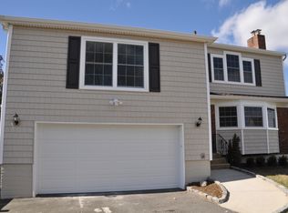 8 Margaret Rd, Massapequa, NY 11758