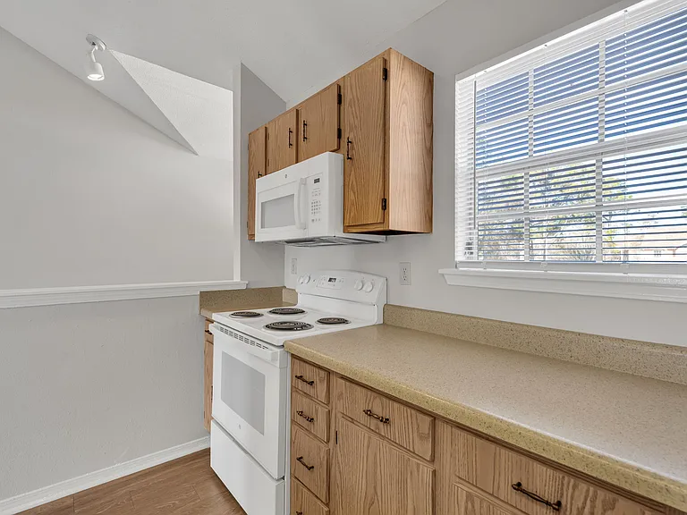 Woodlake Apartments — Photo 61
