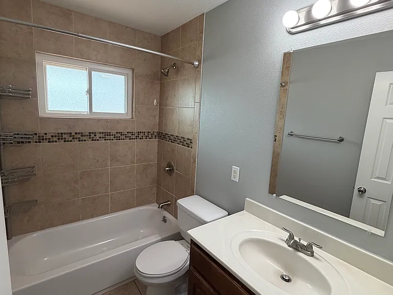 1621 W 82nd Pl — Photo 10