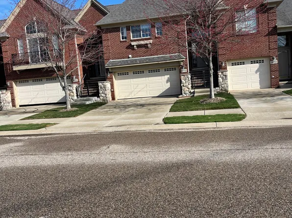 16713 Kensington Dr, Macomb, MI 48044