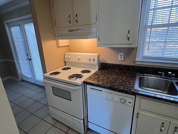 4th image of 3071-3077 Spruce Cir #3075