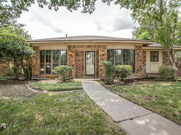 3rd image of 2709 Las Palmas Ln
