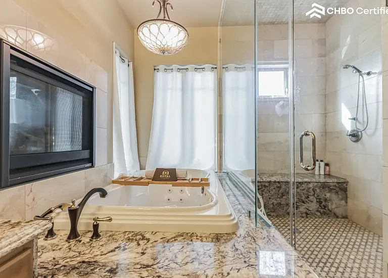 Master bath, jetted tub