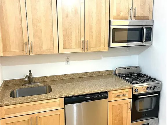 4th image of 858 10th Ave