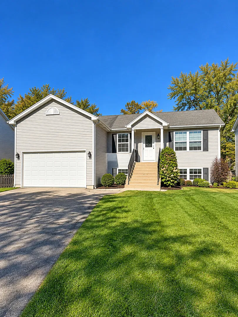 2 bed, 1.5 bath, 1025 sqft, $2,200 — Photo 1