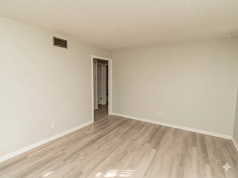 416 W Spring Dr — Photo 5