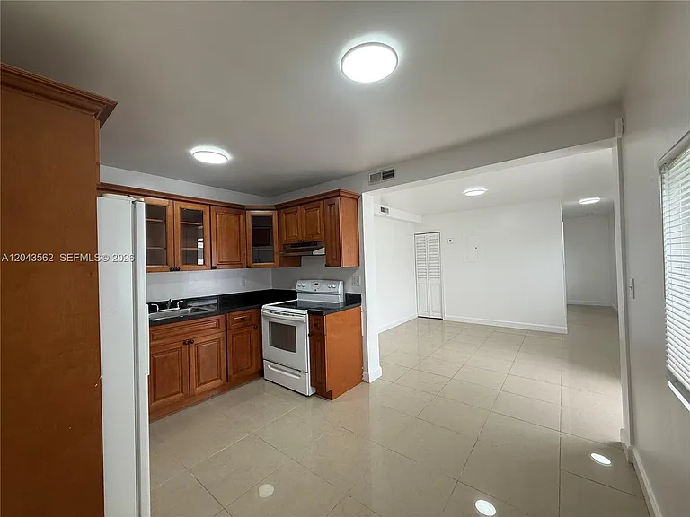 1122 NW 32nd Pl #FRONT — Photo 6