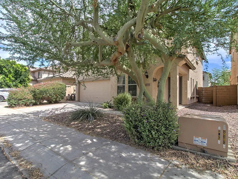 2143 W Marconi Ave — Photo 5