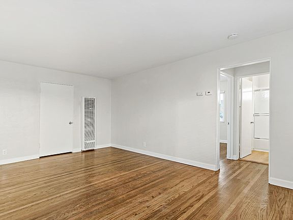 4th image of 1910 Davis St APT 1