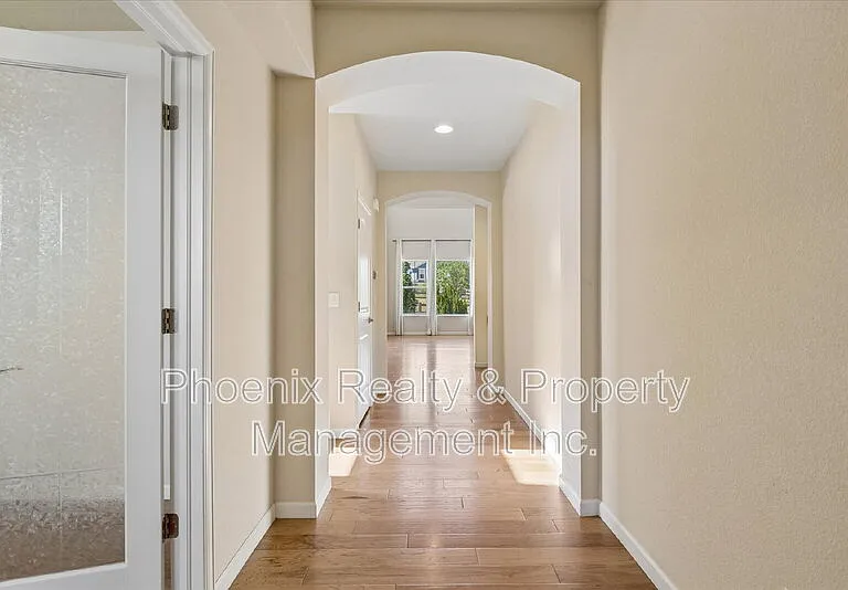 963 Laramie Ln — Photo 2