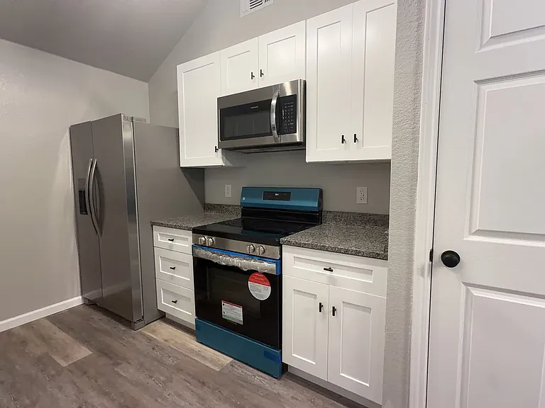 802 Samuel Dr — Photo 5