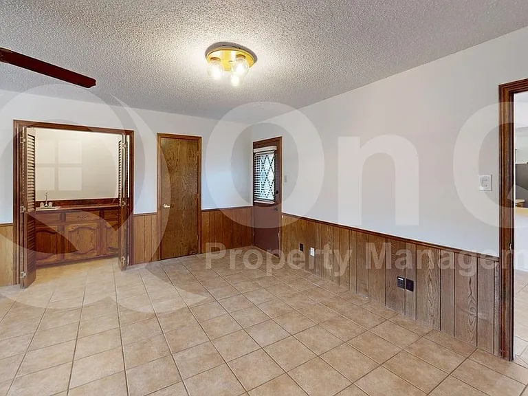 1114 Valerie Dr — Photo 6
