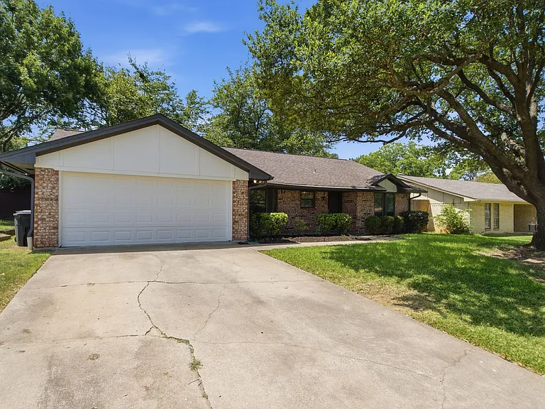 2223 Sierra Dr — Photo 3
